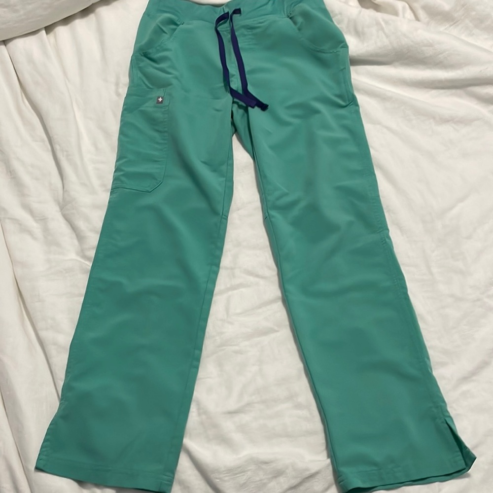 FIGS Kade scrub pants in petite XS in Surgical green